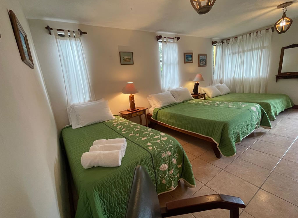 Habitación Triple Con Vistas Al Jardín