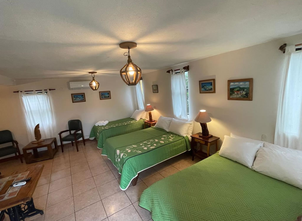 Habitación Triple Con Vistas Al Jardín