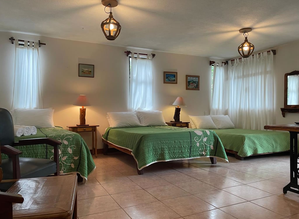 Habitación Triple Con Vistas Al Jardín